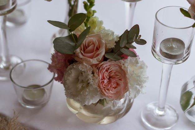 Mesa principal em recepção de casamento com lindas flores frescas