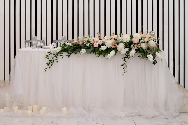 Mesa principal en la recepción de una boda con hermosas flores frescas Día de la boda