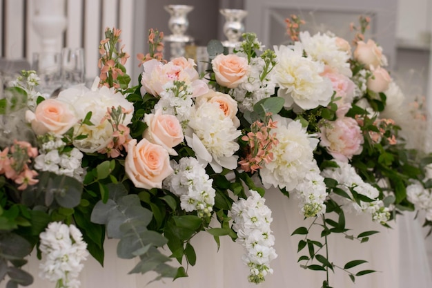 Mesa principal en una recepción de boda con hermosas flores frescas