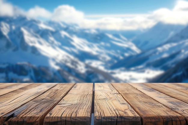 La mesa de productos de madera desgastada muestra montañas nevadas en el fondo