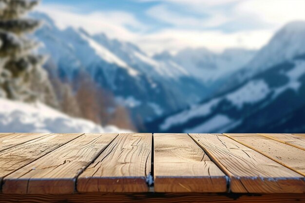 La mesa de productos de madera desgastada muestra montañas nevadas en el fondo