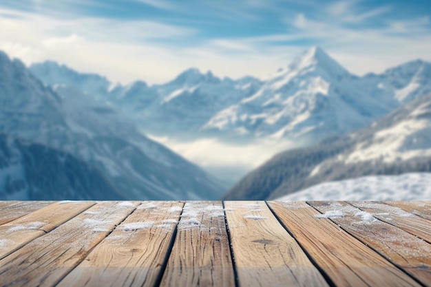 La mesa de productos de madera desgastada muestra montañas nevadas en el fondo