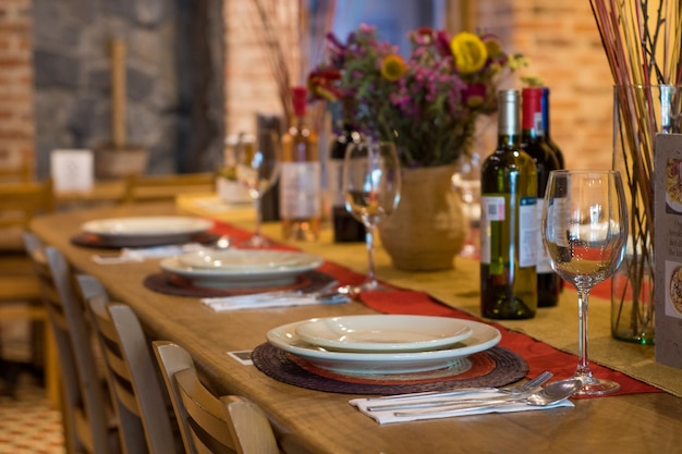 Mesa pronta a servir no restaurante.