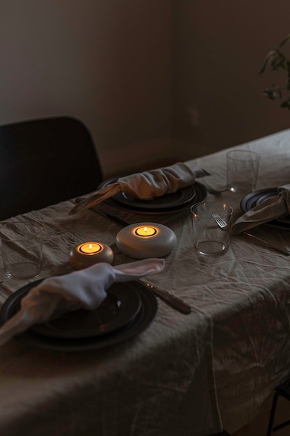 Una mesa puesta con un candelabro que dice 'la luz está encendida'. '