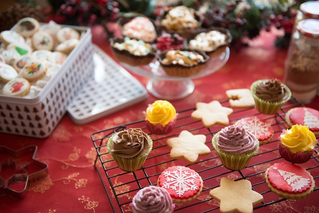 Foto mesa puesta en una casa con dulces típicos de navidad