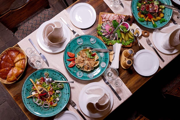 Mesa puesta para una cena