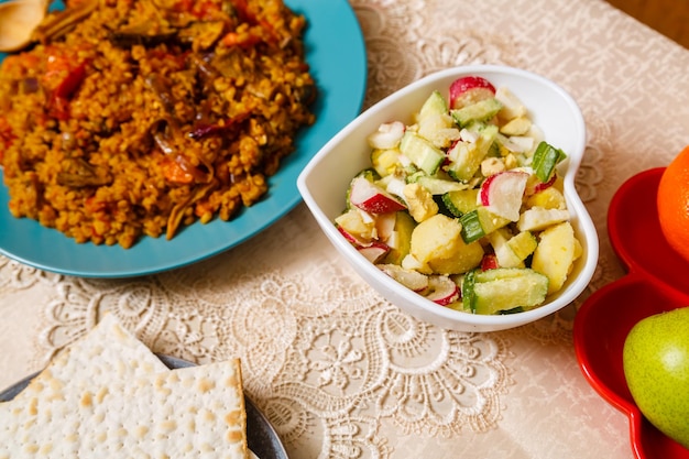 Una mesa puesta para una comida de Shabat con manjares