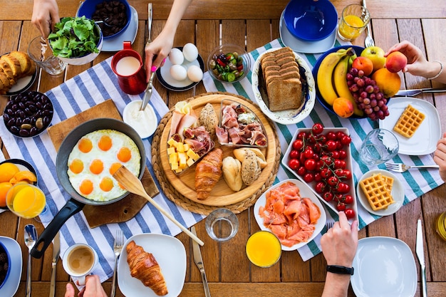 Mesa puesta con desayunos de comida en la vista superior de la mesaMesa grande con vista superior de la comida Verano