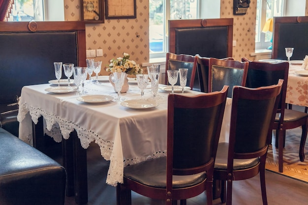 Una mesa puesta en estilo retro en el restaurante.