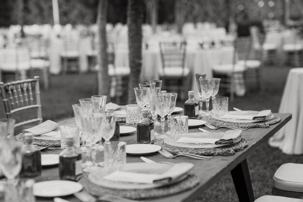 Una mesa puesta para una recepción de boda con una mesa puesta para una boda.