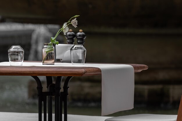 Una mesa puesta en un restaurante al aire libre Lugar de descanso Café europeo Cena en la terraza