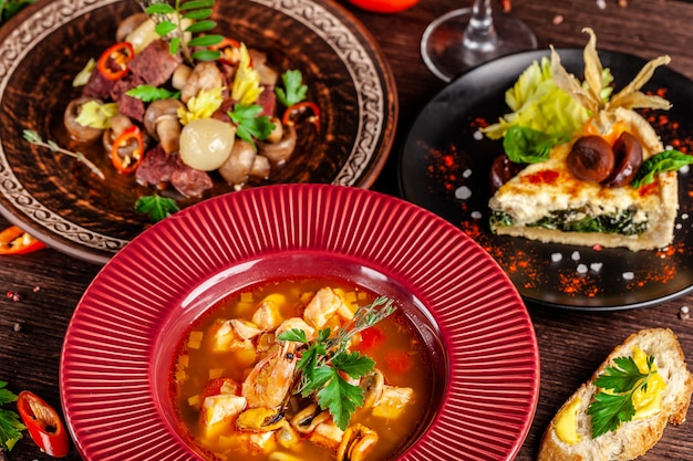 Mesa puesta en un restaurante para una celebración de diferentes platos.