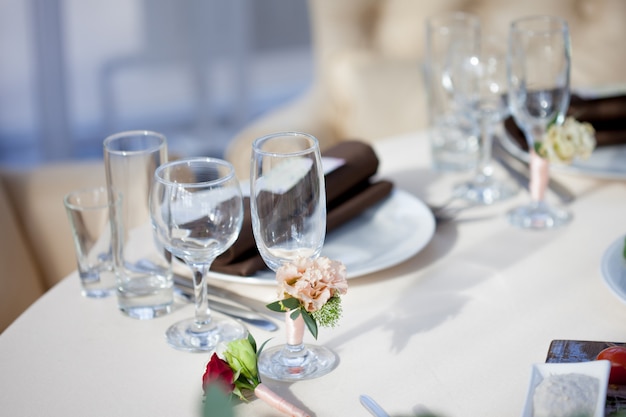 Mesa puesta en el restaurante. decoración floral en los vasos, boda