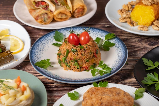 Mesa de Ramadán comida turca en fondo de madera Iftar y sahur delicias platos orientales turcos Tipos de aperitivos de cerca