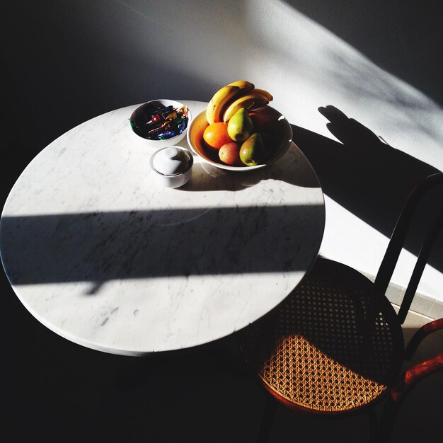 Mesa redonda con frutas en un cuenco