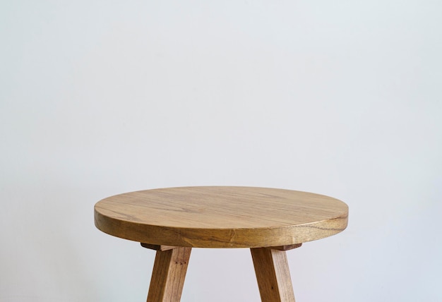 Mesa redonda de madera aislada en un fondo vacío Superficie de mesa de madera