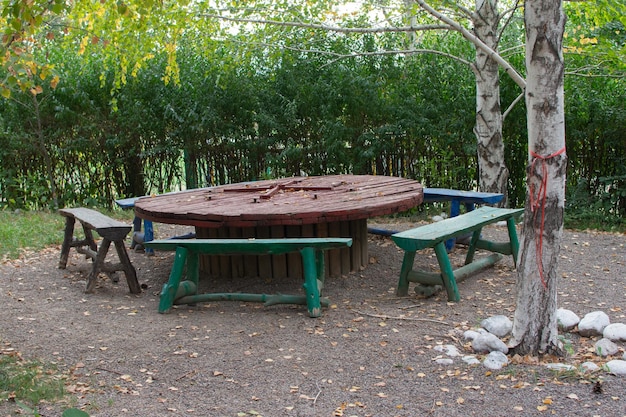 Mesa redonda de madera y bancos de madera hechos en casa.