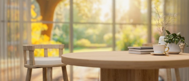 Una mesa redonda de madera con un espacio para exhibir productos en una cómoda sala de estar neutral