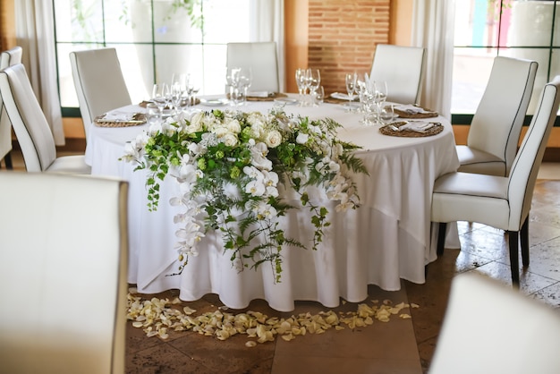 Mesa redonda de restaurante decorada para la celebración de bodas