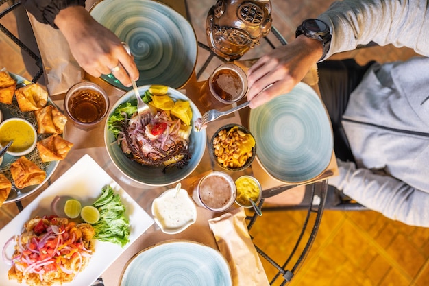 Mesa de un restaurante con gente comiendo platos peruanos