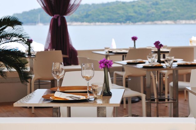 mesa de restaurante moderna al aire libre en el mar