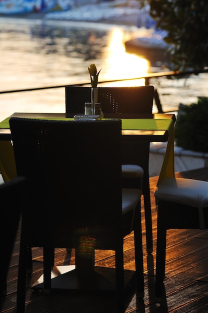 mesa de restaurante moderna al aire libre en el mar