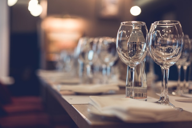 Mesa en el restaurante, servida para cata de vinos.