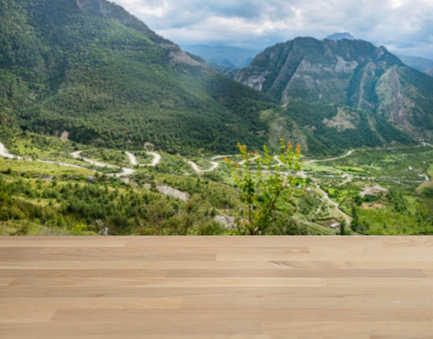 Mesa de roble de madera con espacio libre para instalar un producto o diseño en el fondo de un paisaje de verano de montaña