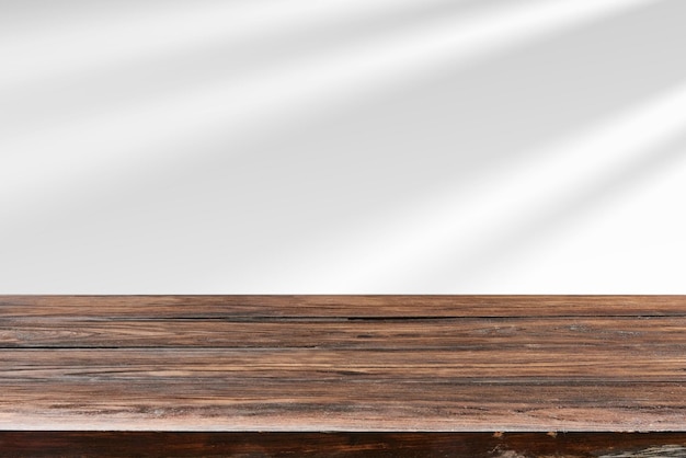 Mesa de roble natural envejecida sobre un fondo blanco para exhibir o demostrar sus productos