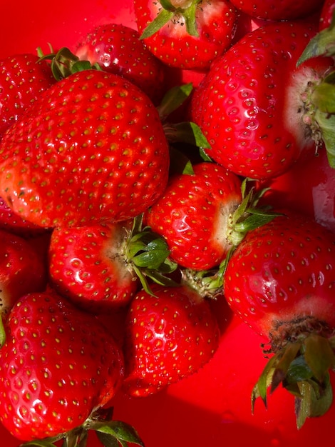 Una mesa roja con fresas encima