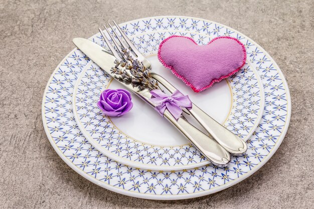 Mesa romántica con corazón de fieltro