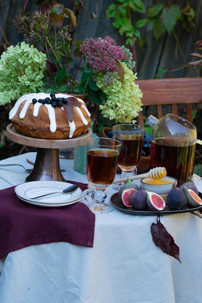 Mesa romántica de otoño festivo con postre en concepto de fiesta de té en el jardín Cena familiar