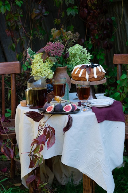 Mesa romántica de otoño festivo con postre en concepto de mesa de jardín Cena familiar