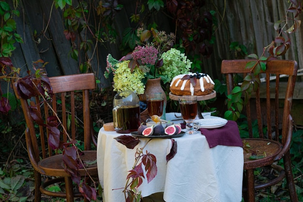 Mesa romántica de otoño festivo con postre en concepto de mesa de jardín Cena familiar