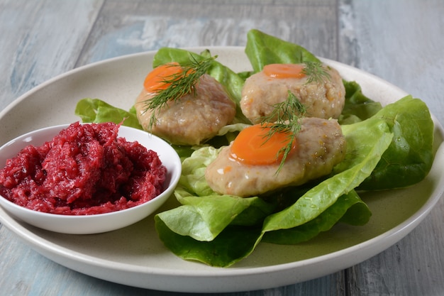 Mesa de Rosh Hashana. Comida tradicional de la Pascua judía: pescado gefilte con zanahorias, lechuga y rábano picante.