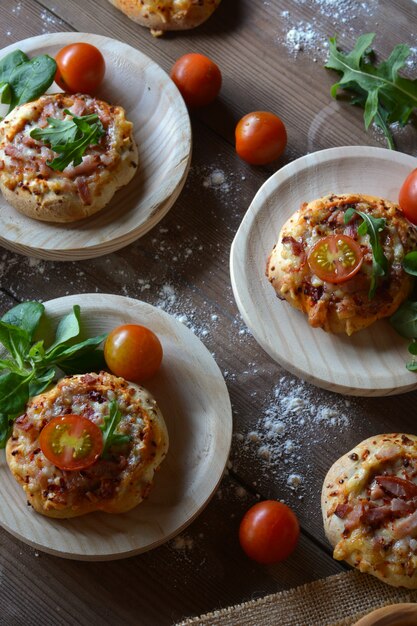 Mesa rústica com mini pizzas de bacon