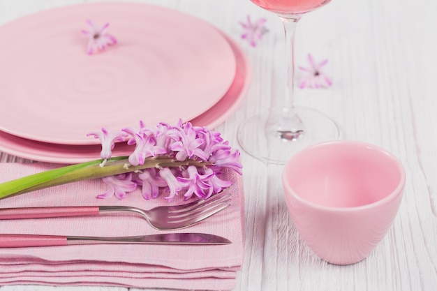 Mesa rústica rosa com flores roxas de jacinto