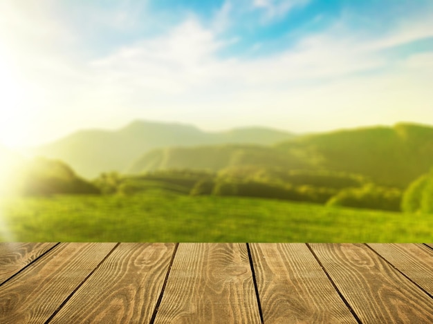 Mesa rústica vacía frente al paisaje de plantaciones de té al amanecer. exhibición y concepto del producto