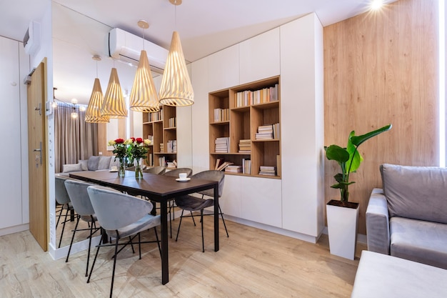 Mesa en salón en un pequeño apartamento moderno