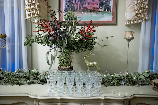 Foto mesa señorial con copas ideal para una gran celebración navideña