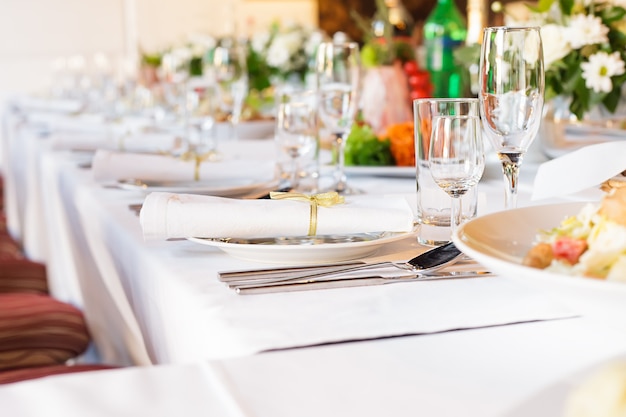 Mesa de servicio preparada para evento, fiesta o boda.