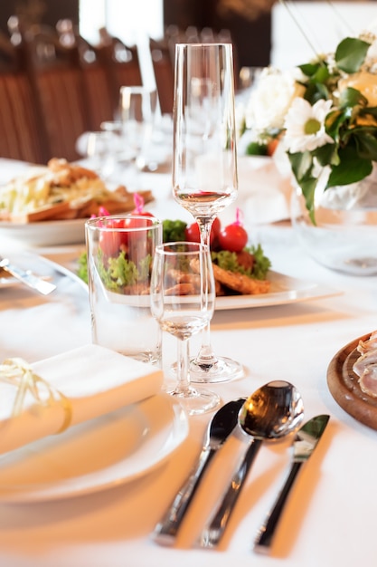 Mesa de servicio preparada para evento, fiesta o boda.