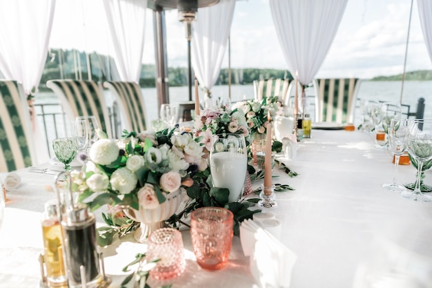 mesa servida para el banquete de bodas