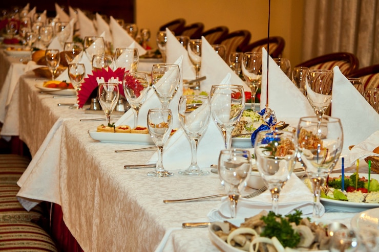 Foto mesa servida en el banquete. tomsk. rusia.