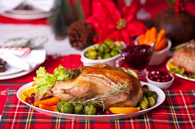 Foto mesa servida para cena de acción de gracias o navidad.