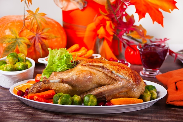 Foto mesa servida para la cena de acción de gracias pavo asado relleno