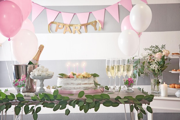 Mesa servida para la cena de cumpleaños en la sala de estar