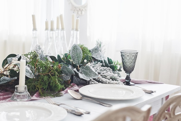 Mesa servida para la cena de Navidad en la sala de estar vista de cerca