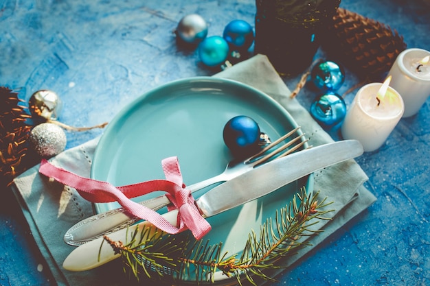 Mesa servida para la cena de Navidad en el salón.