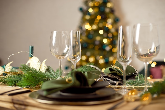 Mesa servida para la cena de Navidad en el salón,